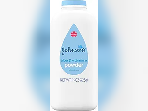 Johnson's Baby Powder with Naturally Derived Cornstarch, Aloe & Vitamin E for Delicate Skin, Hypoallergenic, Free of Parabens, Phthalates & Dyes for Gentle Baby Skin Care, 15 oz